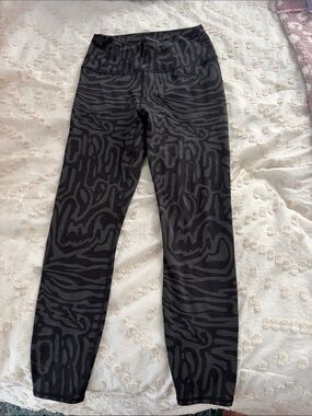 Vuori Black & Charcoal Zebra-Print Leggings